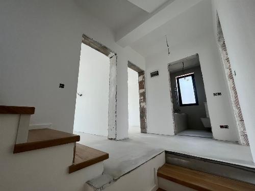 Vilă individuală nouă, arhitectură contemporană și curte generoasă 12