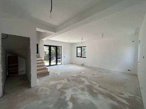 Vilă individuală nouă, arhitectură contemporană și curte generoasă 4