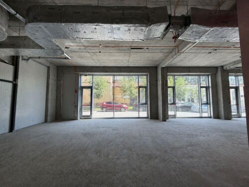Inchiriere spatii comerciale Alba Iulia - Spațiu comercial modern, cu tavane înalte și multiple posibilități de amenajare - crosspoint-imobiliare.ro