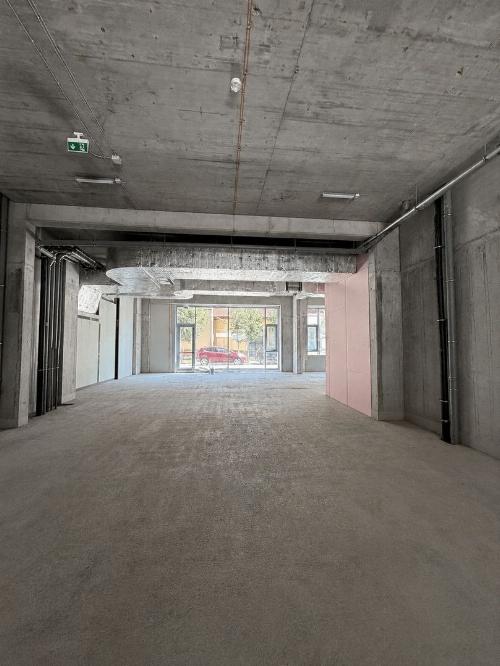 Spațiu comercial modern, cu tavane înalte și multiple posibilități de amenajare 3
