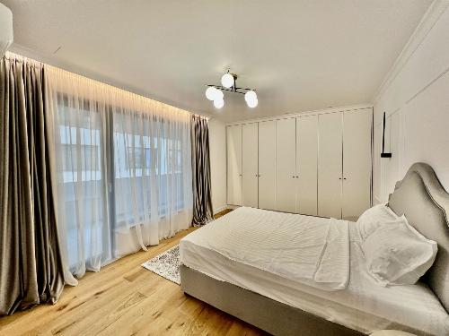 Bloc boutique/ parcare subterană 7