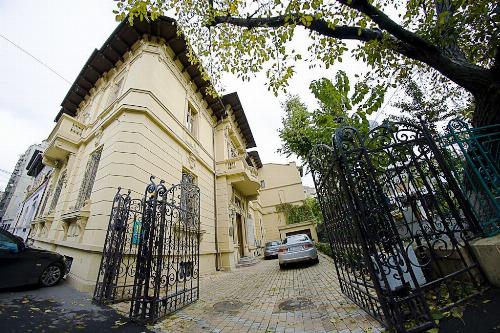 Piata Romana, vila interbelica consolidata. Ideal resedinta, birou 4