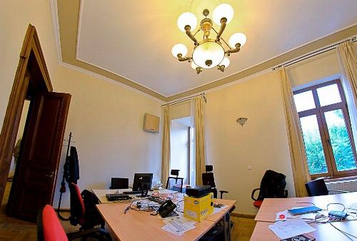 Piata Romana, vila interbelica consolidata. Ideal resedinta, birou 8