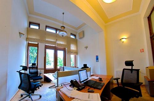 Piata Romana, vila interbelica consolidata. Ideal resedinta, birou 9