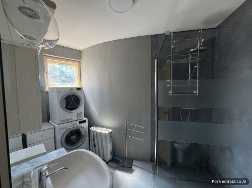 Apartament cu 2 camere, 2 bai, în zona Strada Sfintii Voievozi 8